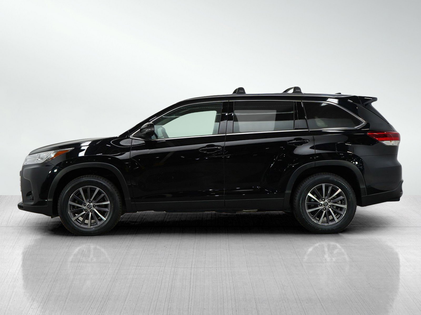 Used 2019 Toyota Highlander XLE with VIN 5TDKZRFH2KS342100 for sale in Bloomington, Minnesota