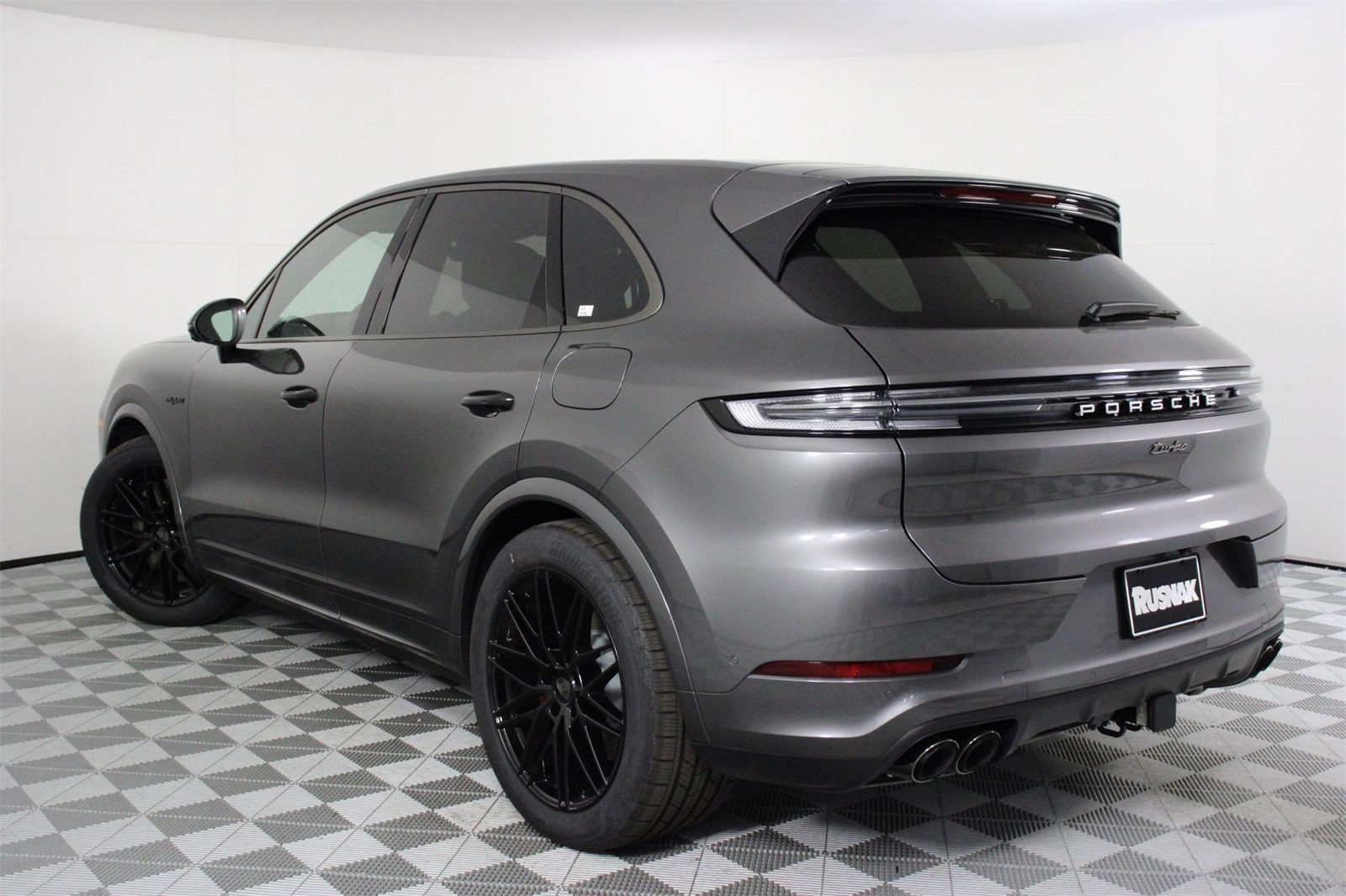 2025 Porsche Cayenne E-Hybrid Turbo photo 2