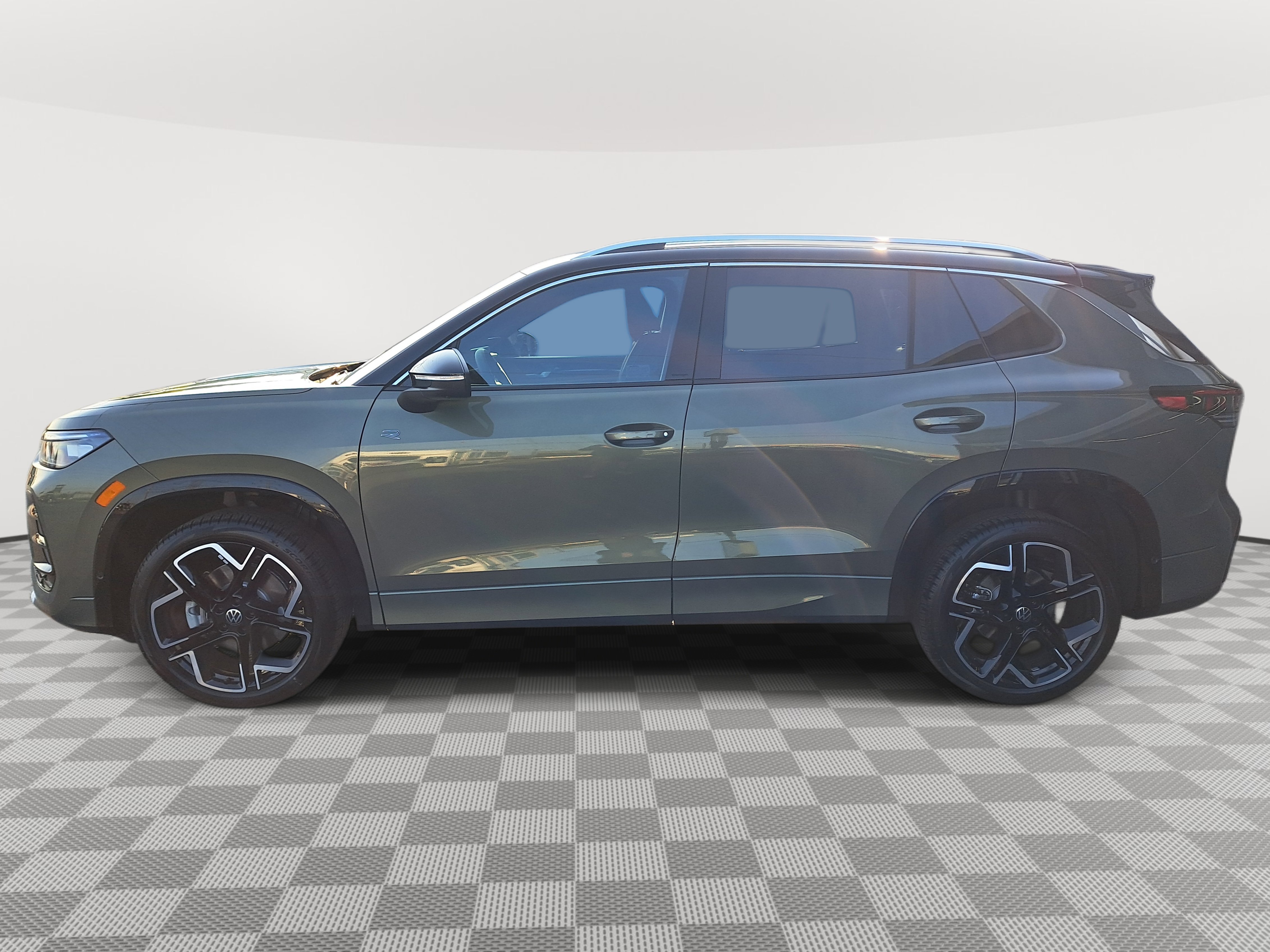 2025 Volkswagen Tiguan SEL R-Line Black photo 2