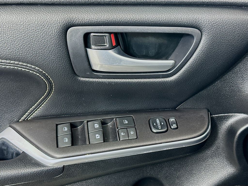 2017 Toyota Camry XLE photo 15