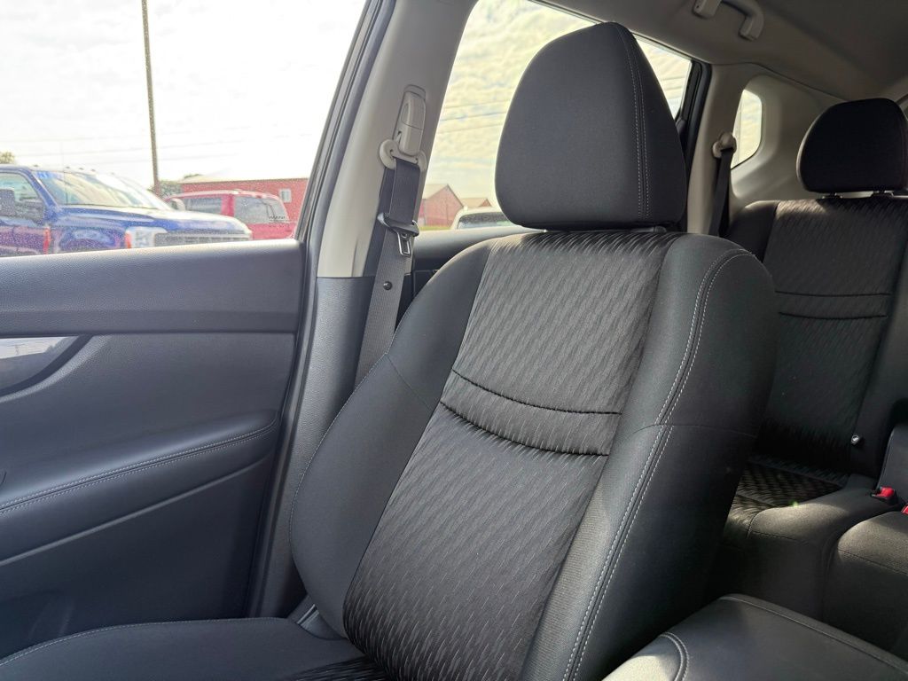 2017 Nissan Rogue SV photo 23