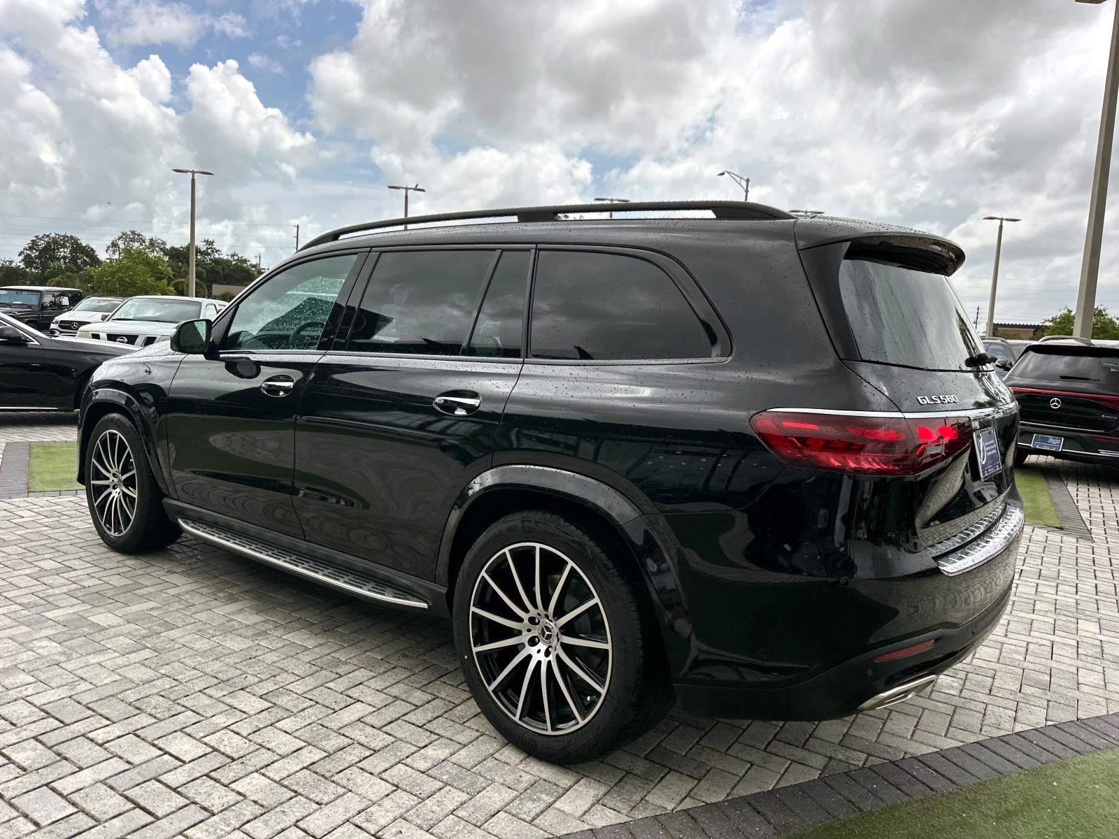 2025 Mercedes Benz GLS 580 4MATIC photo 3