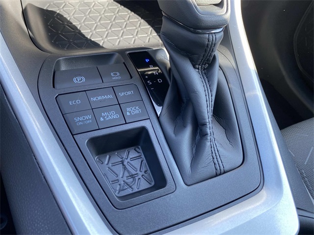 2025 Toyota RAV4 XLE photo 8