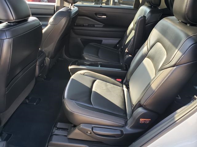 2023 Nissan Pathfinder SL photo 11