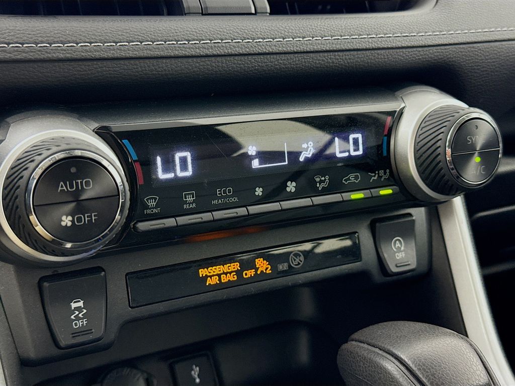 2022 Toyota RAV4 XLE photo 14