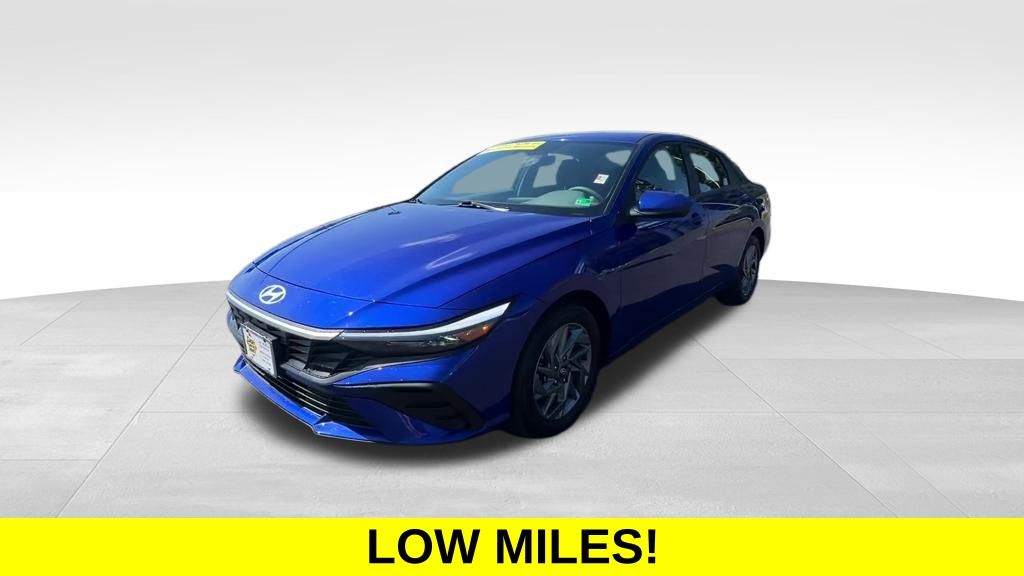 2024 Hyundai Elantra SEL photo 3