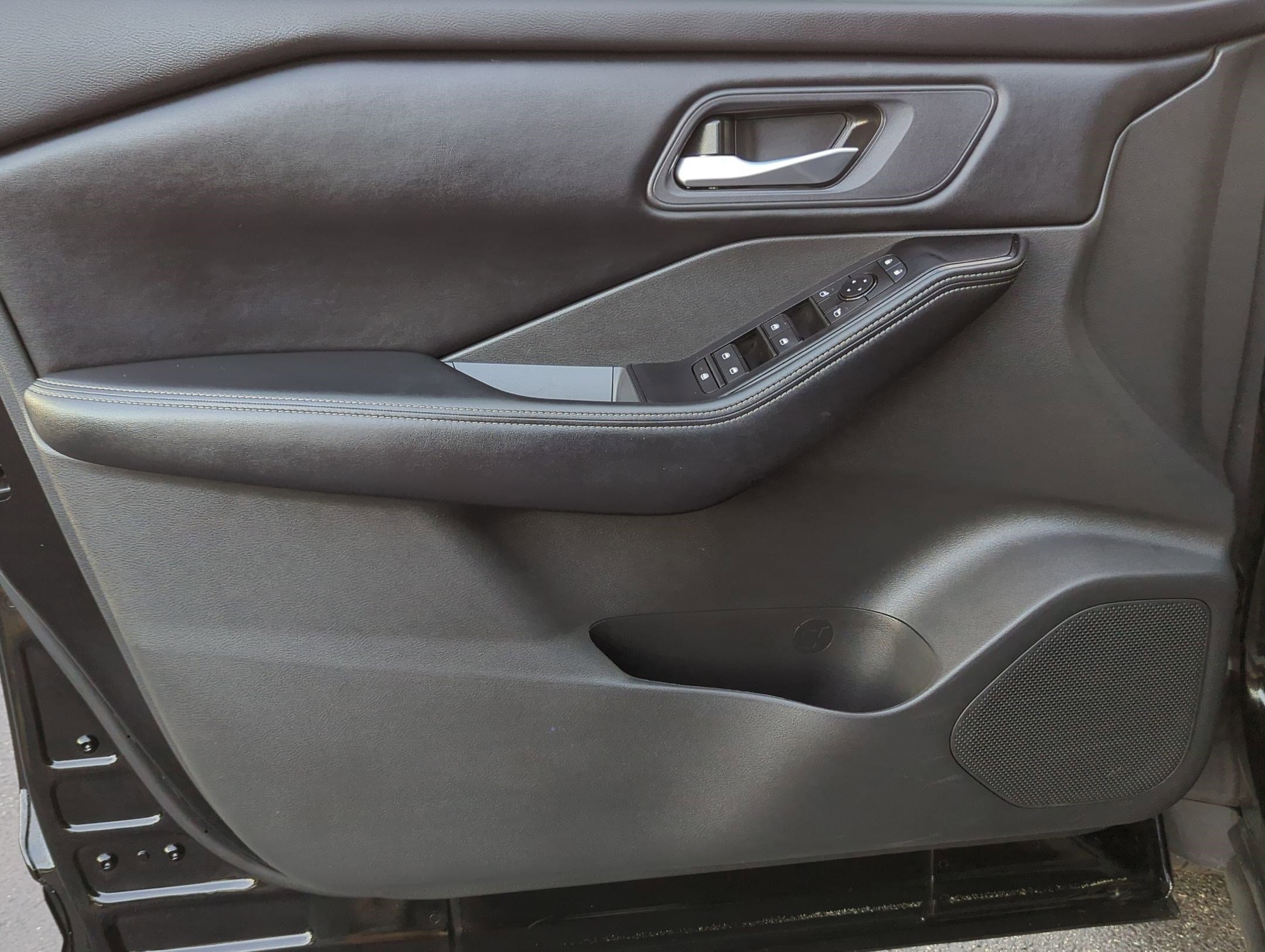 2024 Nissan Rogue SV photo 12