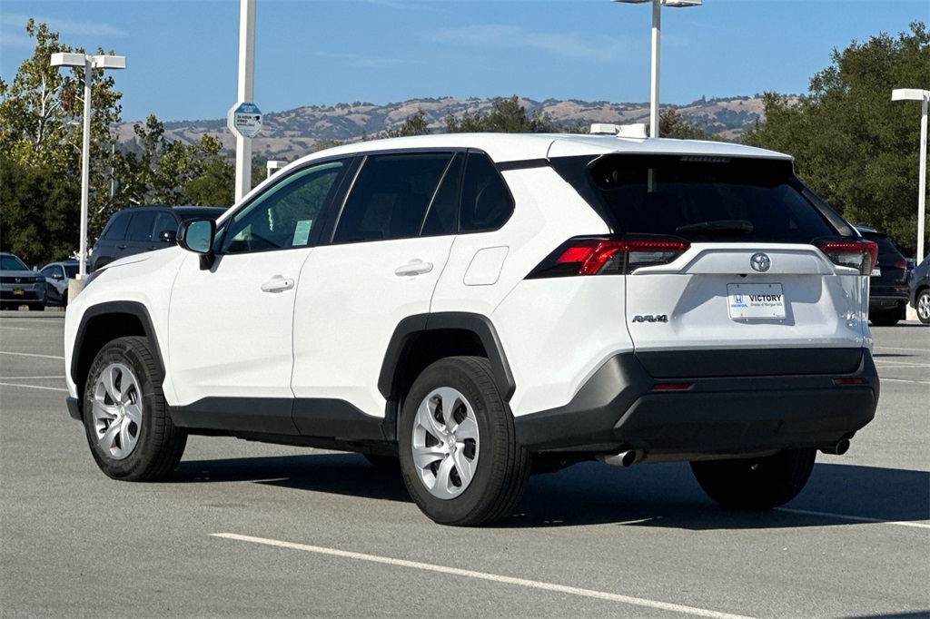 2024 Toyota RAV4 LE photo 4