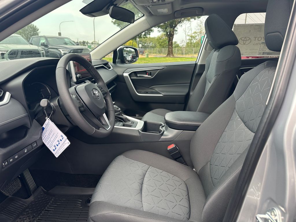 2025 Toyota RAV4 XLE photo 13