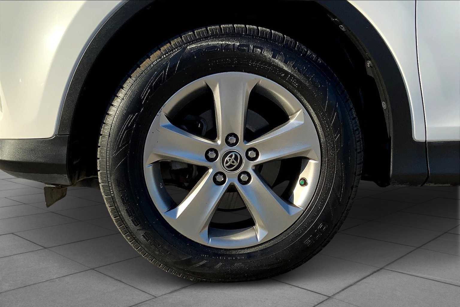2015 Toyota RAV4 XLE photo 9