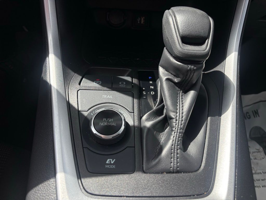 2024 Toyota RAV4 LE photo 8