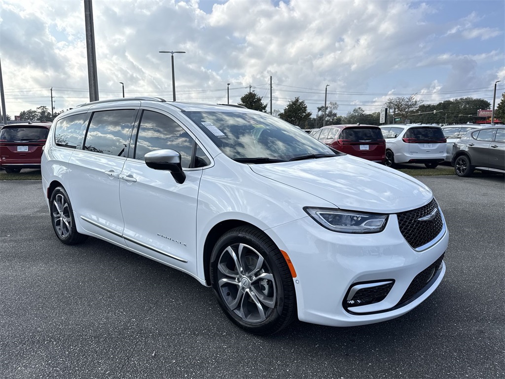 2026 Chrysler Pacifica Pinnacle's photo