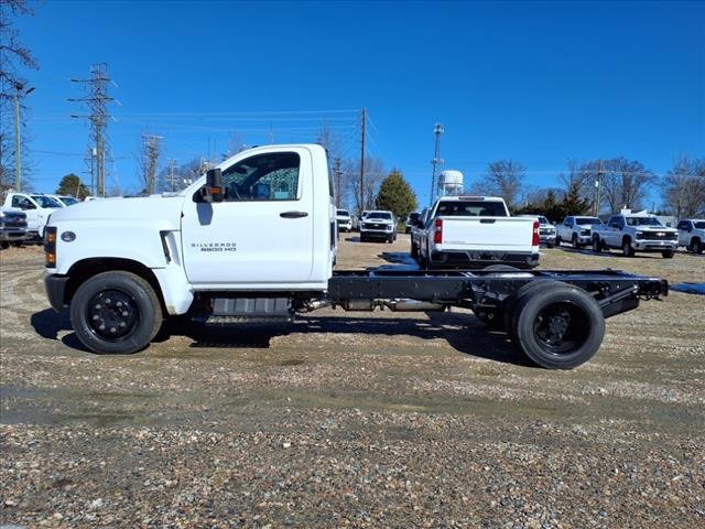 2024 Chevrolet Silverado 5500HD Work Truck photo 2