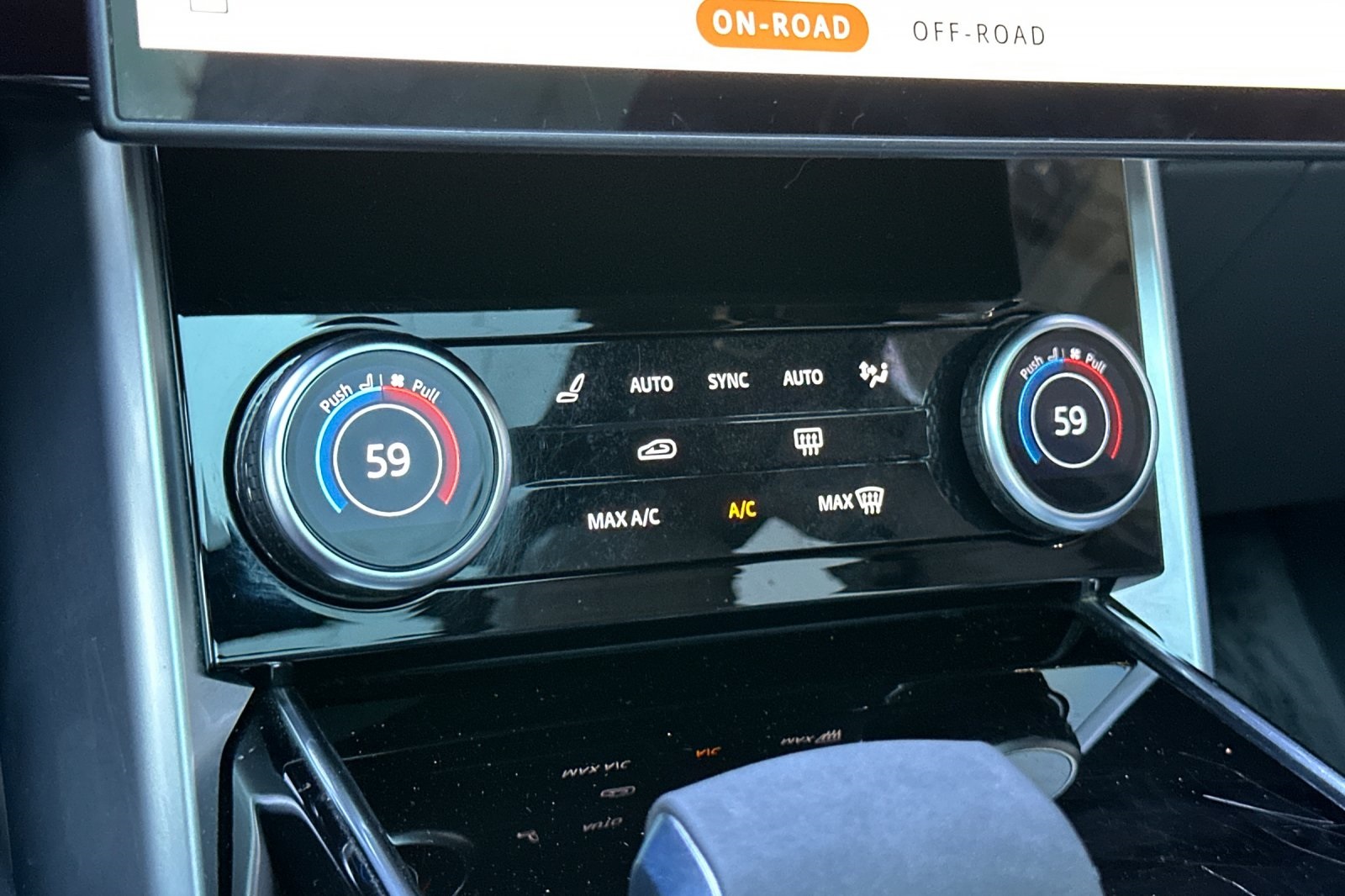 2023 Land Rover Range Rover SE photo 23