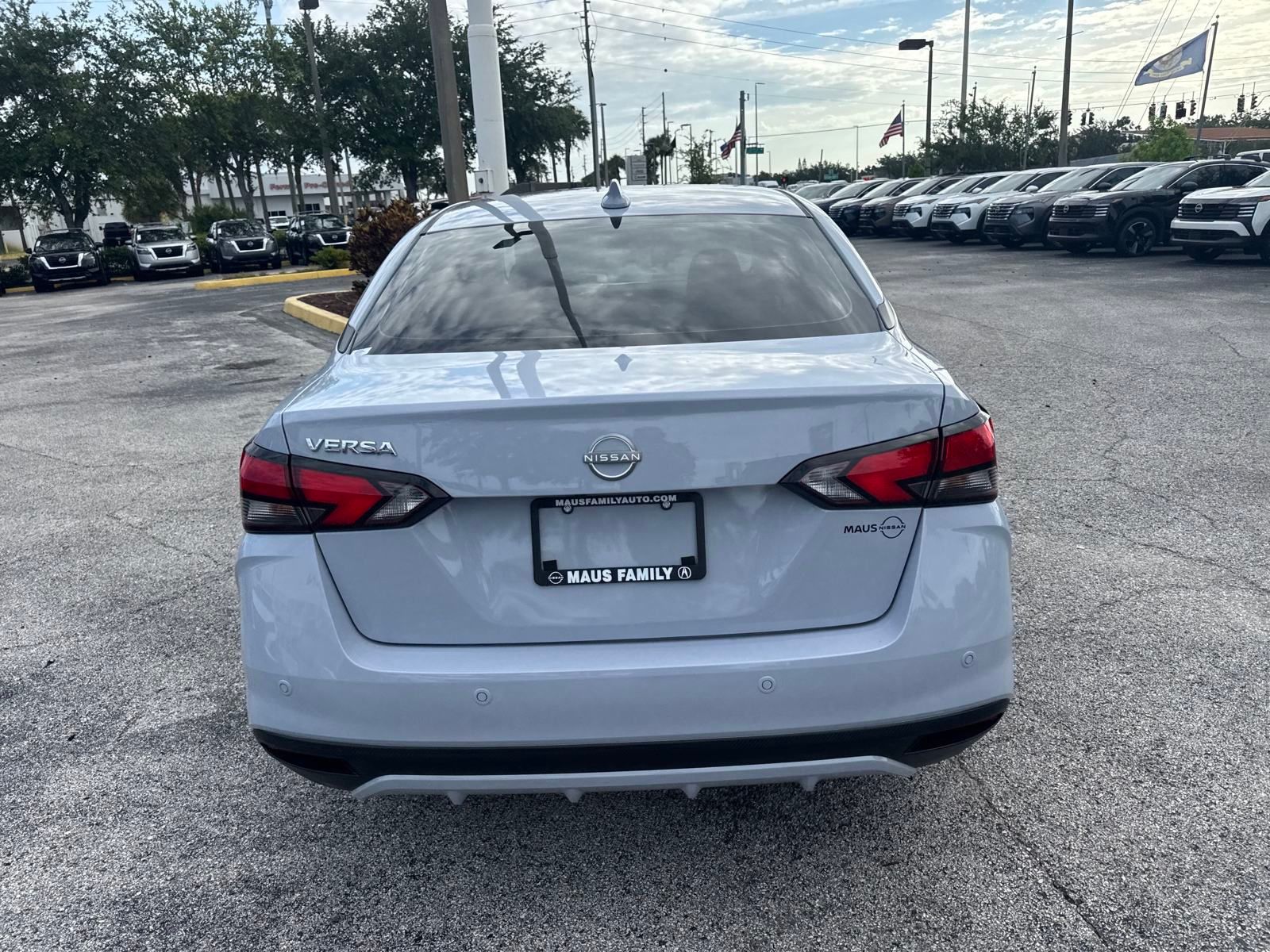2025 Nissan Versa 1.6 SV photo 6