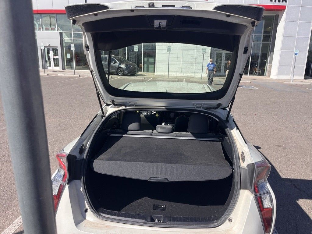 2016 Toyota Prius Four photo 9