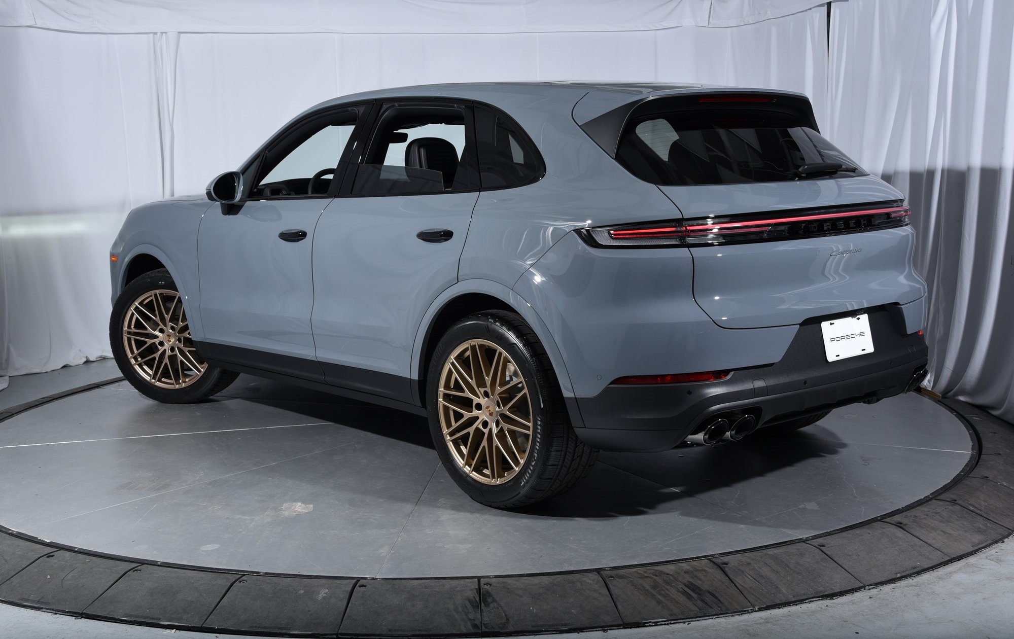 2025 Porsche Cayenne photo 3