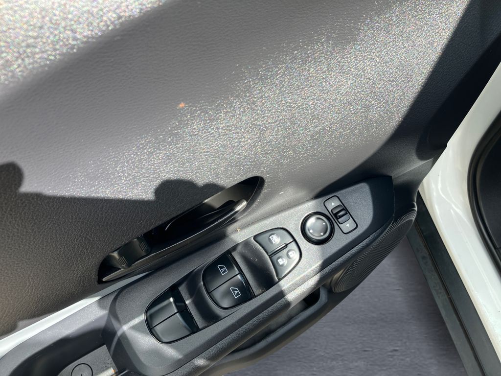 2023 Nissan Kicks SR photo 11