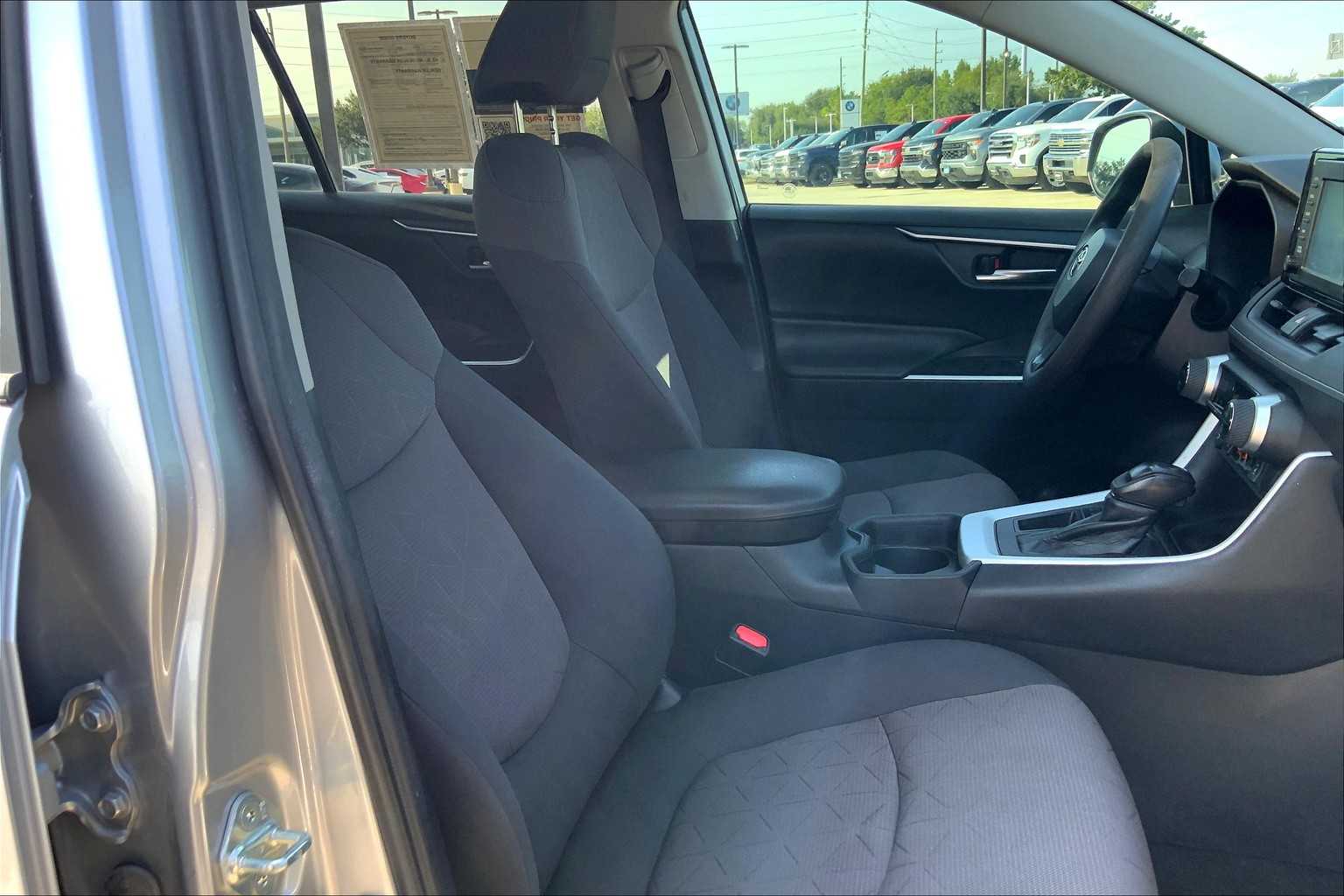 2019 Toyota RAV4 XLE photo 8