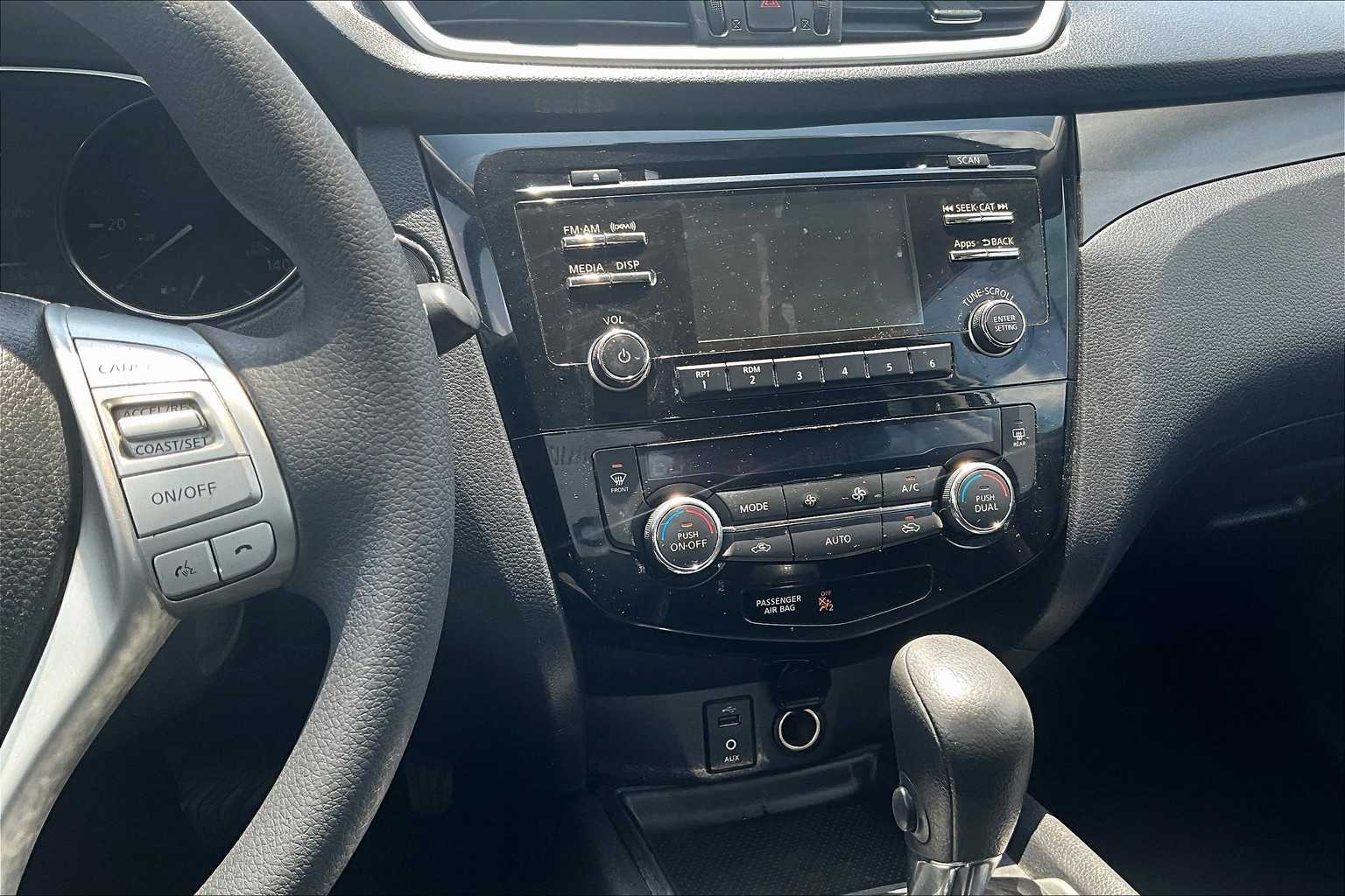 2016 Nissan Rogue SV photo 6