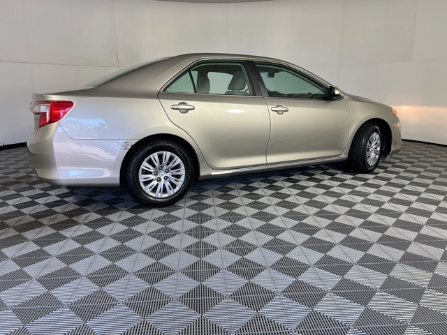 2014 Toyota Camry SE photo 7