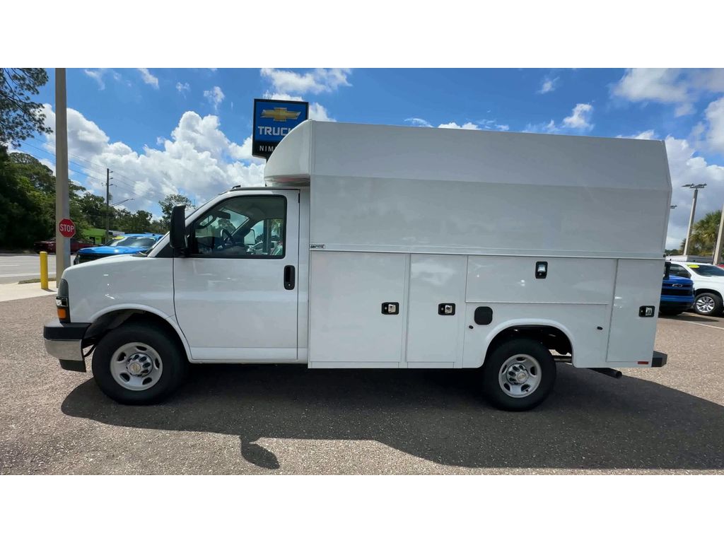 2025 Chevrolet Express Cutaway 3500 photo 4