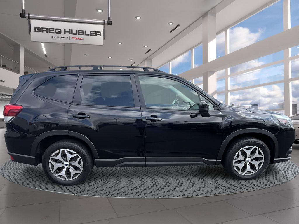 2023 Subaru Forester Premium photo 3