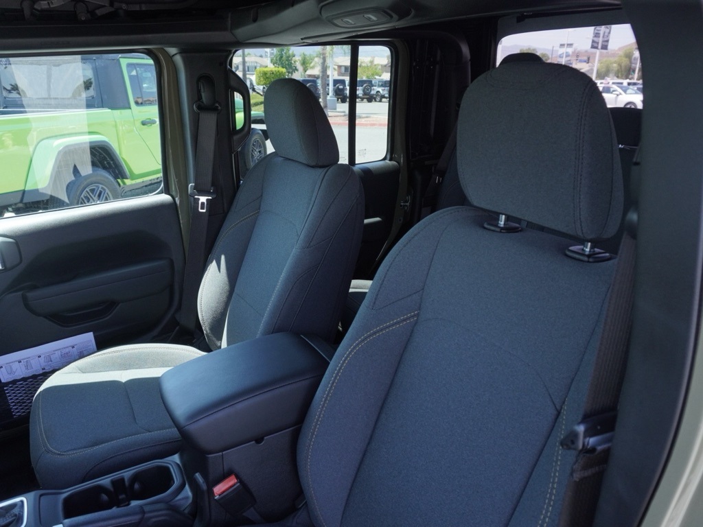2025 Jeep Gladiator Sport photo 18