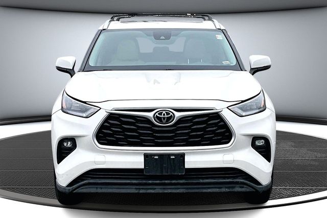 Used 2020 Toyota Highlander XLE with VIN 5TDGZRBH6LS510513 for sale in Kansas City