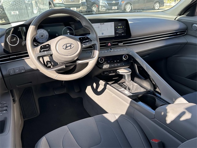 2023 Hyundai Elantra SEL Convenience photo 2