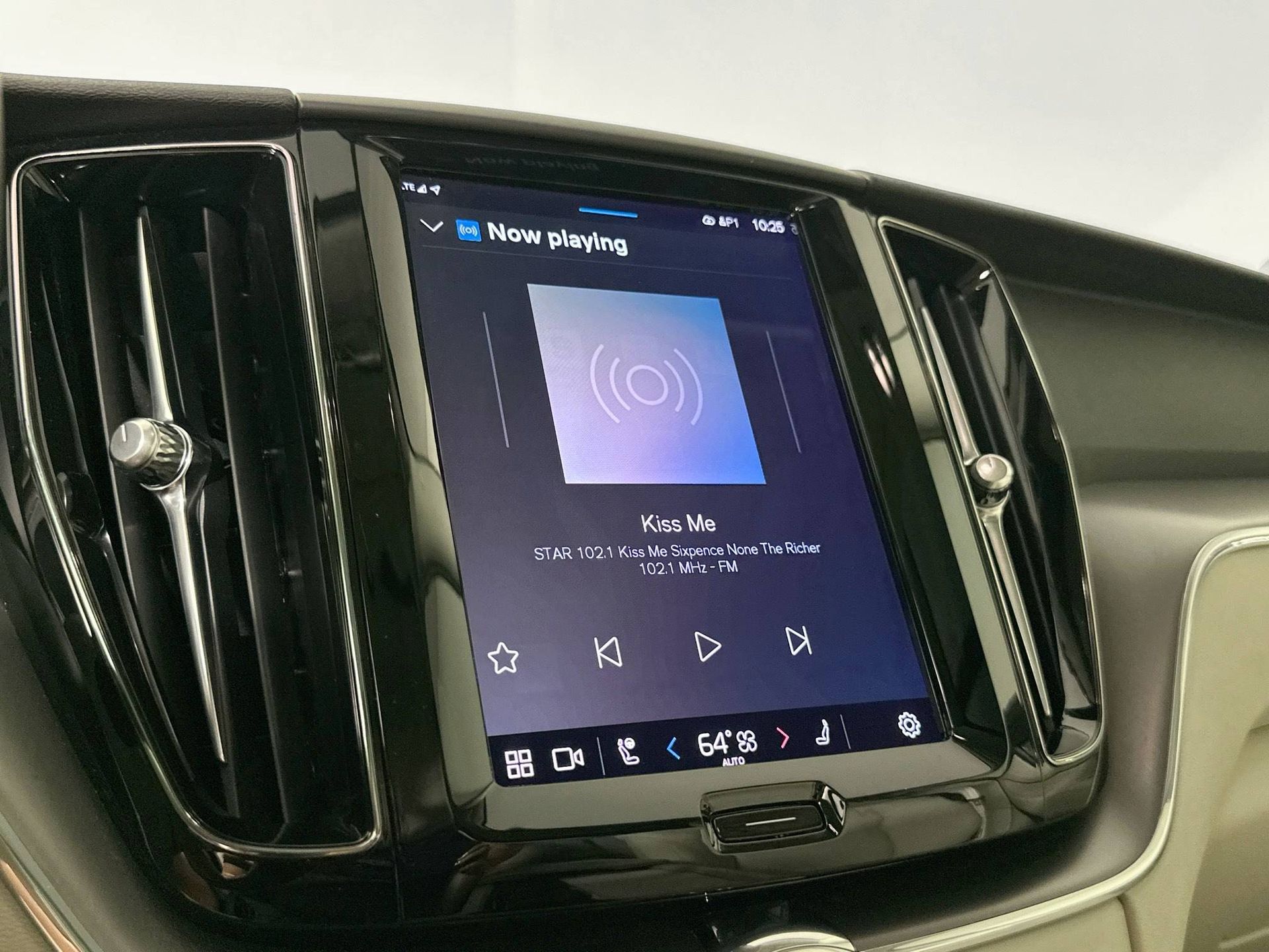2023 Volvo XC60 B5 Core photo 13
