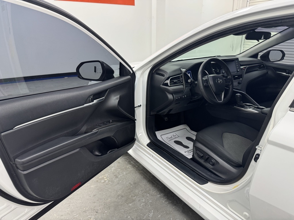 2022 Toyota Camry LE photo 9
