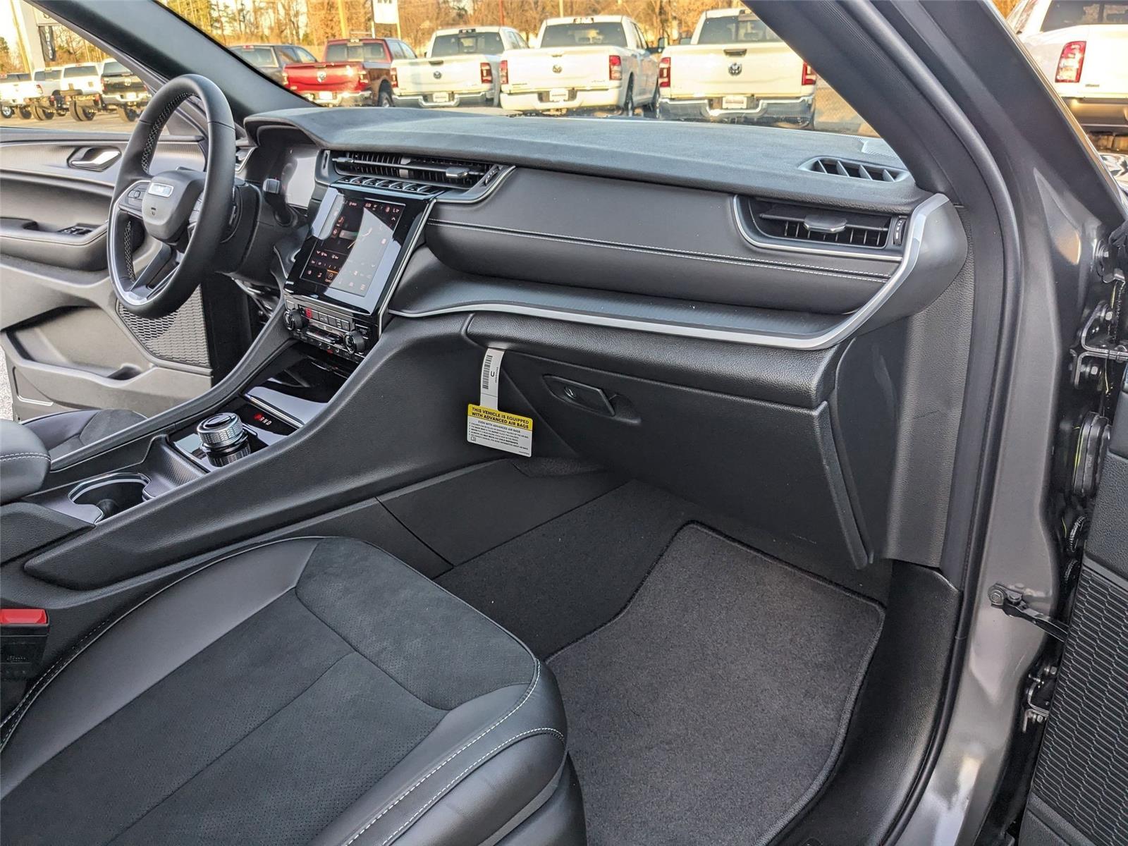 2025 Jeep Grand Cherokee Laredo Altitude photo 18