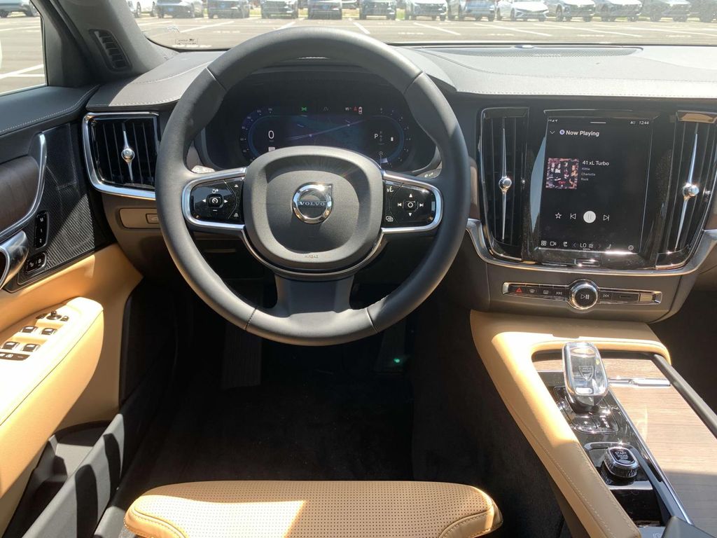 2025 Volvo S90 photo 6