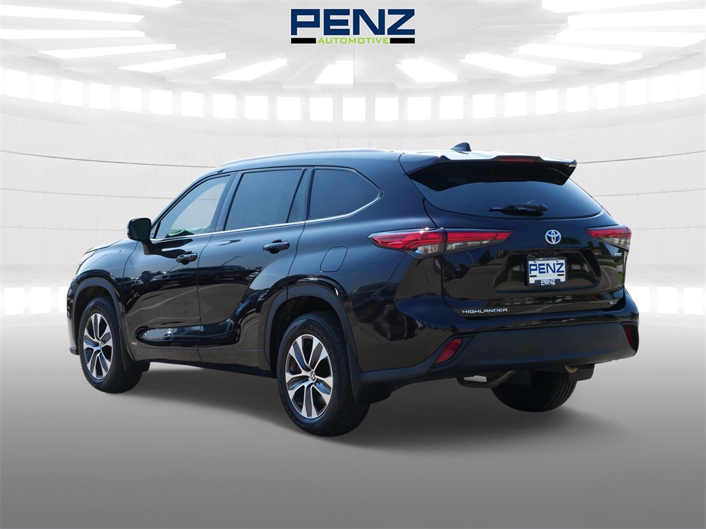 2022 Toyota Highlander Hybrid XLE photo 2