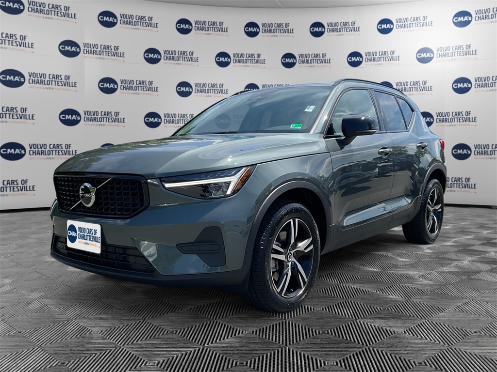 2026 Volvo XC40 Core's photo
