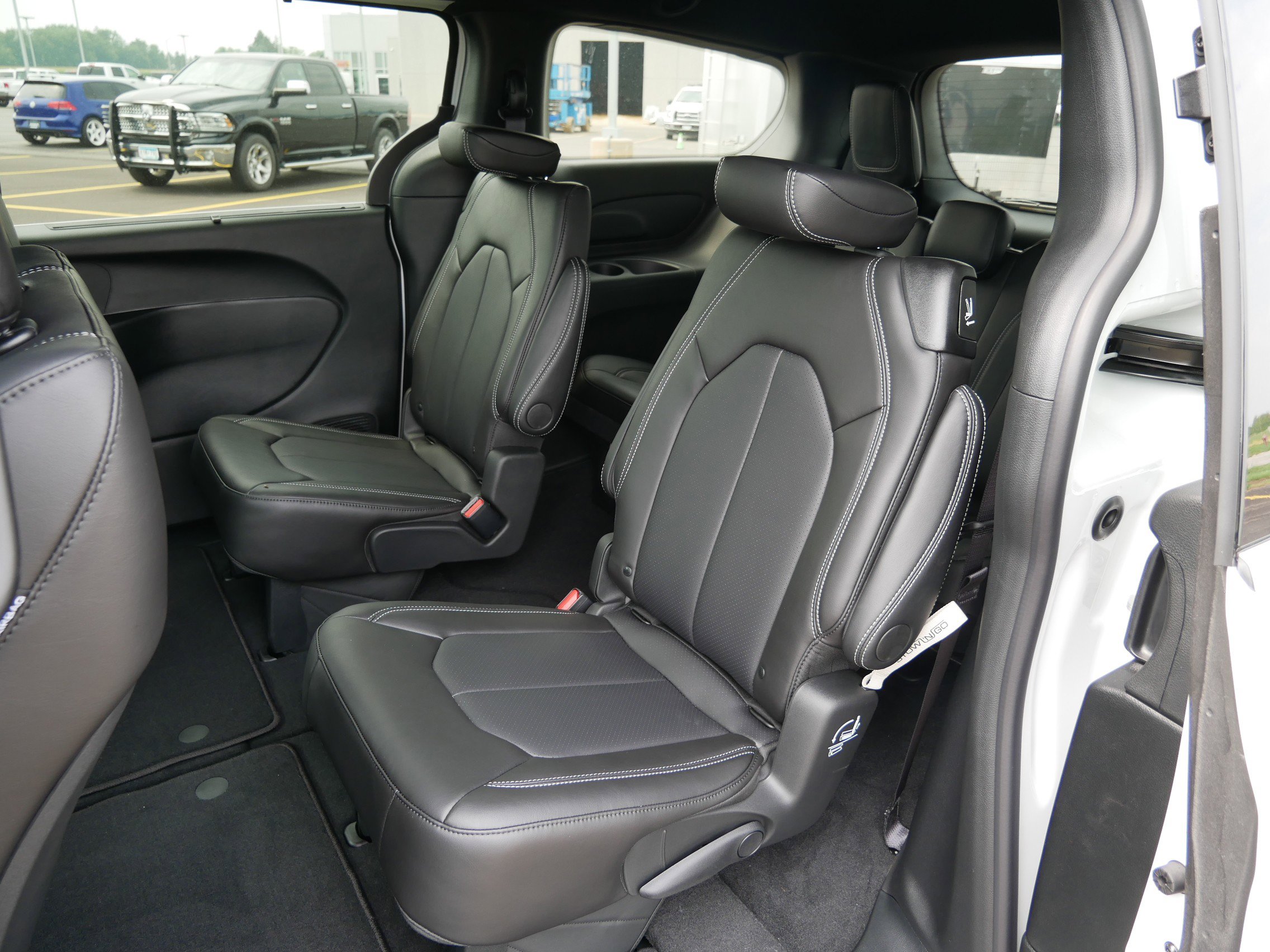 2025 Chrysler Pacifica photo 7