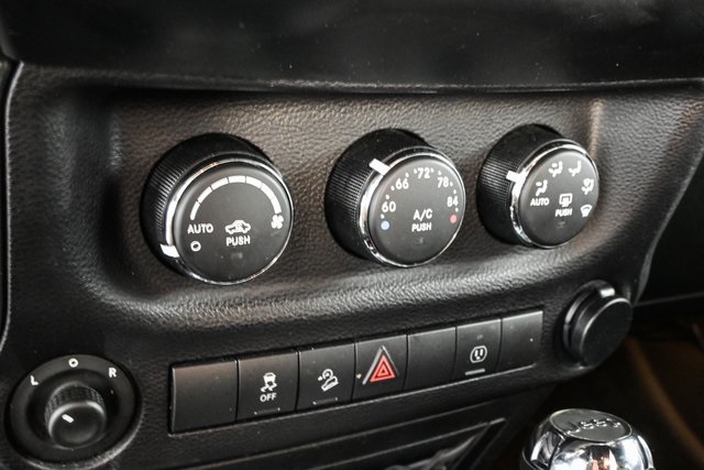 2015 Jeep Wrangler Unlimited Rubicon photo 13