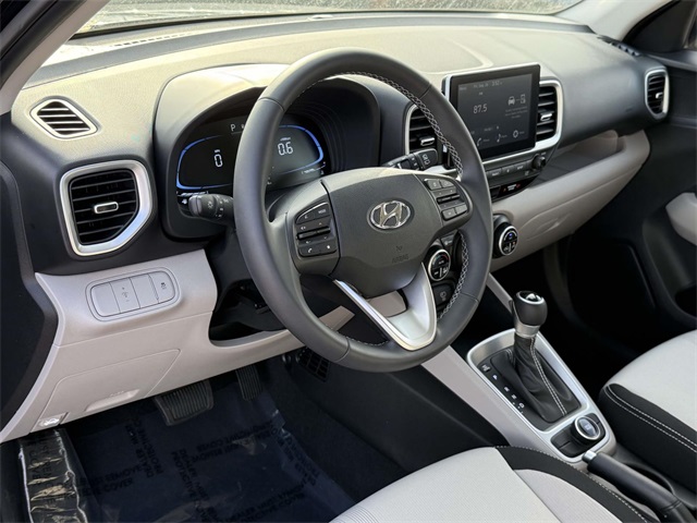 2025 Hyundai Venue SEL photo 2
