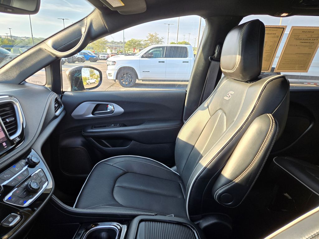 2025 Chrysler Pacifica Limited photo 24