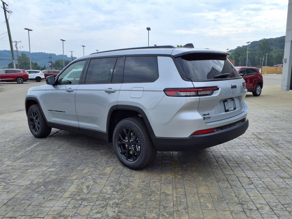 2025 Jeep Grand Cherokee Altitude photo 3