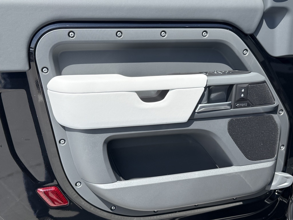 2025 Land Rover Defender 90 X-Dynamic SE photo 7