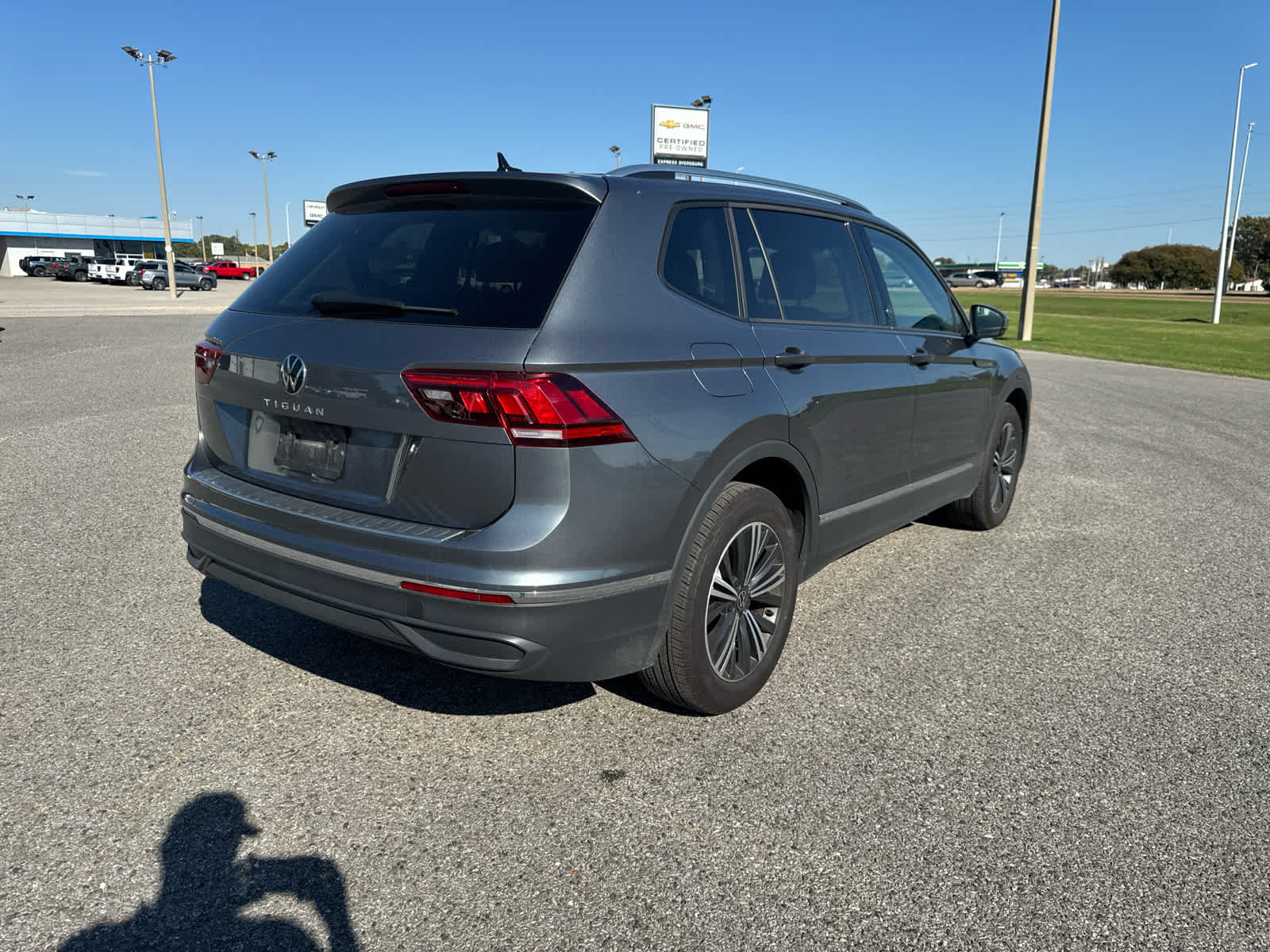 2024 Volkswagen Tiguan Wolfsburg Edition photo 2