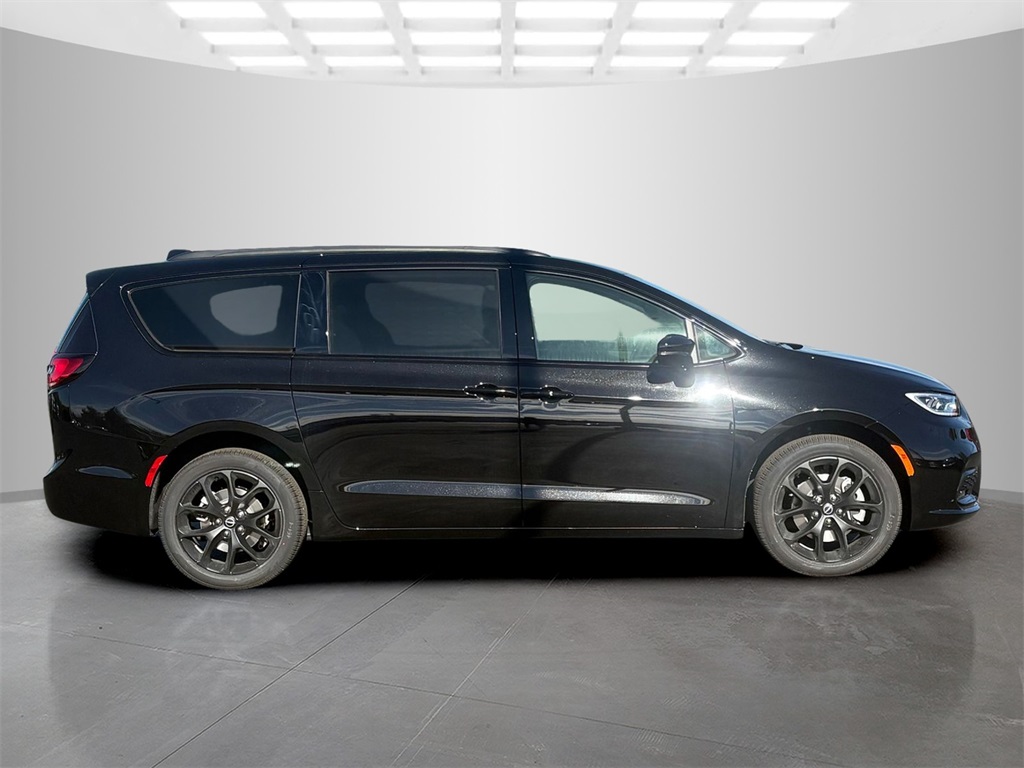 2026 Chrysler Pacifica Limited photo 2