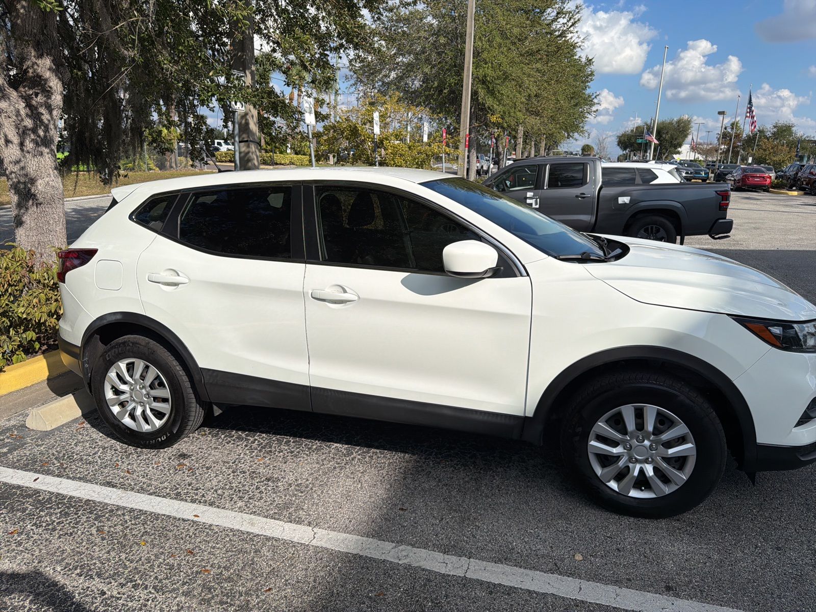2020 Nissan Rogue Sport S photo 2