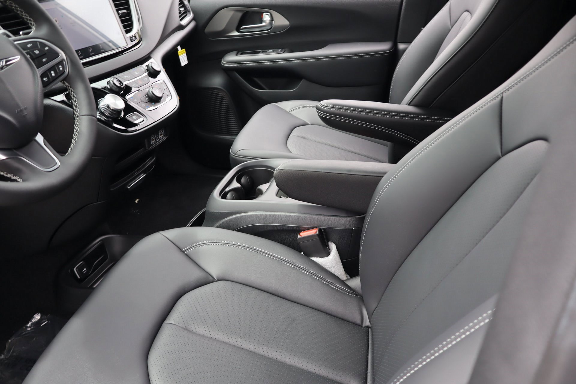 2025 Chrysler Voyager LX photo 18