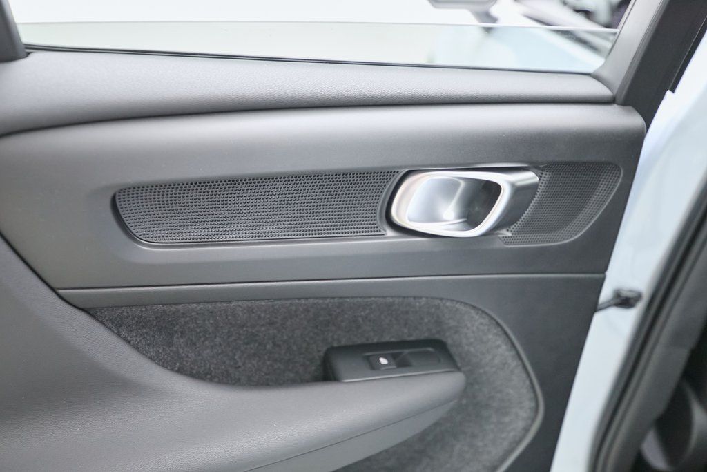 2026 VOLVO XC40 - Image 15