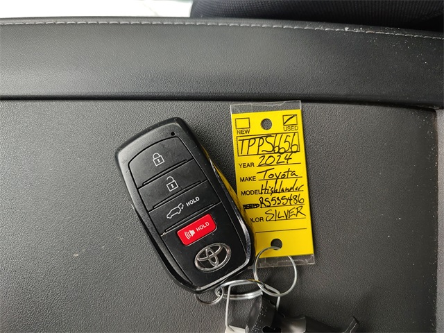 2024 Toyota Highlander LE photo 9