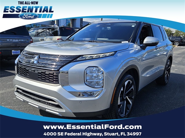 2023 Mitsubishi Outlander SE's photo