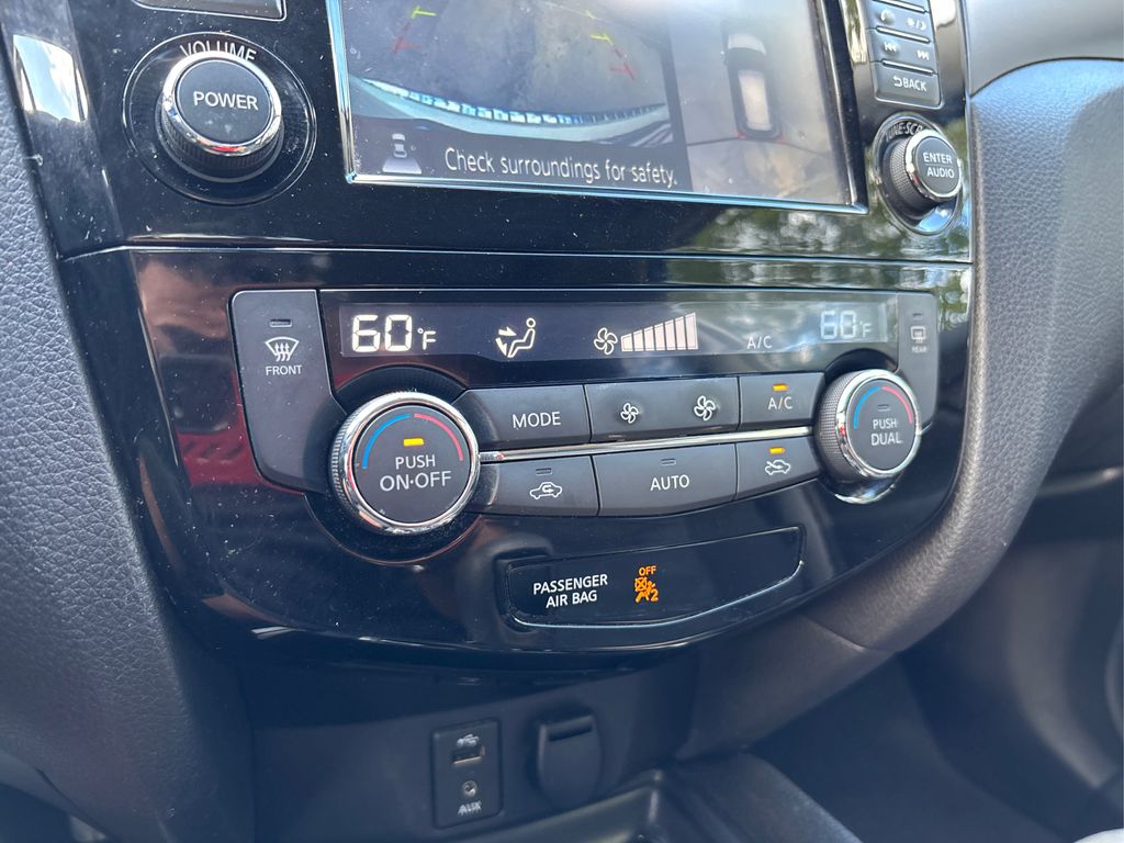 2016 Nissan Rogue SV photo 30